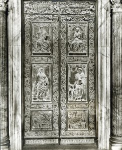 Porta do painel de alívio decorada com cenas de Cristo, a Virgem, SS. Pedro e Paulo e a vida do Papa Eugênio IV