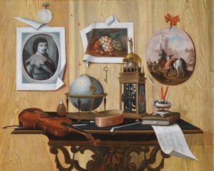 Trompe l "oeil de uma gravura e duas pinturas, uma chave, um violino, um globo, um relógio, uma folha de música e outros objetos em uma mesa de Antonio Mara