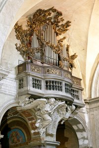 Órgão Testa com escultura de mármore