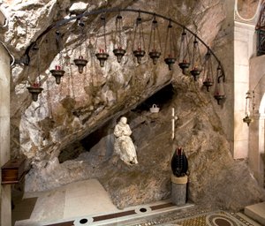 Vista da gruta de São Bento com estátua do santo feita por Antonio Raggi (ou Antonio Lombardo) (1624-1686). Foi nesta gruta que o santo se retirou. 1657 Mosteiro de São Benedetto (Sacro Speco), Subiaco (Roma), Itália