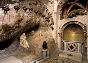 Vista da gruta de São Bento com estátua do santo feita por Antonio Raggi (ou Antonio Lombardo) (1624-1686). Foi nesta gruta que o santo se retirou. 1657 Mosteiro de São Benedetto (Sacro Speco), Subiaco (Roma), Itália