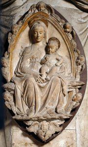 Virgem e criança na mandorla. Escultura em baixo relevo