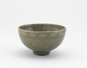 Tigela de servir no estilo de louça Longquan, Tigela de servir (hachi), início do século 19 (grés com esmalte celadon) de Aoki (attr. to) Mokubei