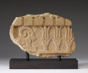 Fragmento de um Frieze com um Ibex e Oryxes, século V-4 a.C. (calcário)