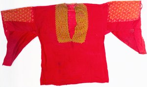 Um vestido bordado de musselina vermelha (musselina) de Arabic School
