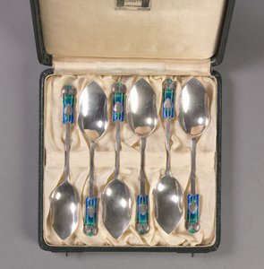 Conjunto de seis colheres na caixa original, fabricante Liberty and Company, c.1895-1910