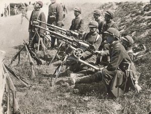 Dragões franceses com metralhadoras durante a Primeira Guerra Mundial (foto a p/b) de Argus Photographic Agency