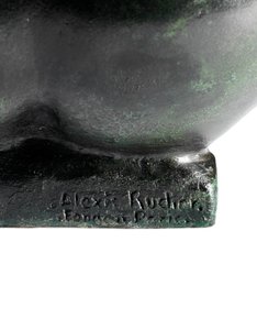 Menina agachada segurando um pé de Aristide Maillol
