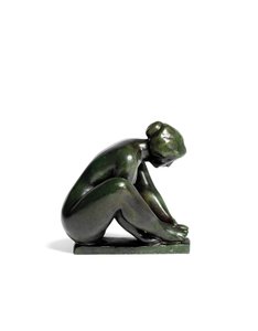 Menina agachada segurando um pé de Aristide Maillol