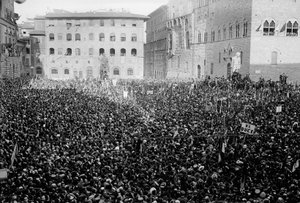 Multidão reunida na Piazza Signoria por ocasião da visita de Hitler e Mussolini em Florença, 19/05/38 (foto a p/b)