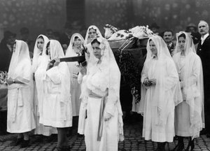 Ritos de Páscoa: bênção dos cordeiros em Sant Agnese fuori le Mura, Roma, c.1940-46 (impressão em gelatina)