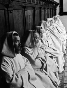 Monges rezando no Hermitage de Camaldoli, Itália, c.1925 (impressão de prata de gelatina)