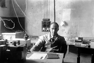 O físico italiano Enrico Fermi (1901-1954 Prêmio Nobel de Física em 1938) no laboratório (foto a p/b)