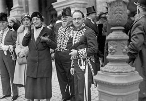 O físico italiano Enrico Fermi (1901-1954 Prêmio Nobel de Física em 1938) em vestido cerimonial em um evento da Academia Real da Itália (foto a p/b)