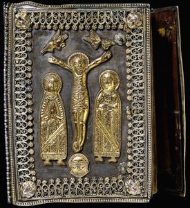 Encadernação de prata dourada, representando a crucificação de Cristo, com a Santa Mãe de Deus e Santa Maria em ambos os lados de Armenian School
