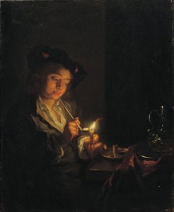 Um interior à luz de velas com um jovem sentado à mesa, acendendo seu cachimbo