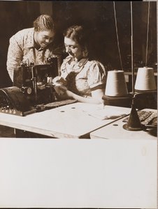 [Duas mulheres utilizam uma máquina de costura]. de Arnold Eagle