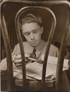 [Jovem pinta as costas de uma cadeira de madeira]. de Arnold Eagle
