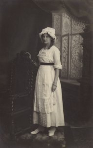 Menina, em, um, boné laço de Arthur C. Burgess