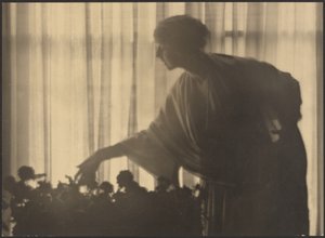 [Mulher a cuidar de flores no seu apartamento] de Arthur F. Kales
