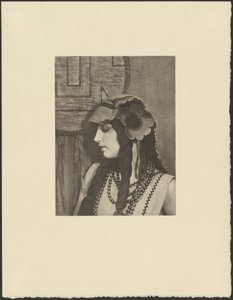 [Mulher em traje boémio com uma grande flor no cabelo]. de Arthur F. Kales