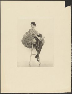 [Mulher em traje de lata sentada num banco]. de Arthur F. Kales