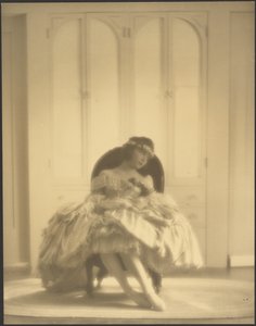 [Mulher num traje à moda antiga com fita floral na cabeça]. de Arthur F. Kales