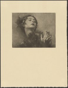 [Mulher com leque de penas de pavão]. de Arthur F. Kales