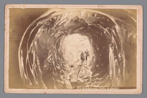 Pessoas em uma caverna na geleira Grindelwald na Suíça Grindelwald. Cave of the Glacier (título no objeto)