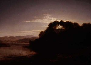 O nascer da lua na margem de um lago