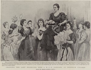 Presidindo a senhora Wrangler, senhorita AMJE Johnson, em Newnham College, Cambridge