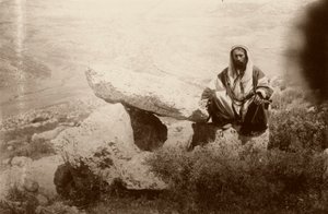 Dólmen e homem, a oeste de Hesban (Heshban), 1881 de Arthur M. Mantell