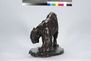 Grande Puma Cheirando Pista de Boi de Arthur Putnam