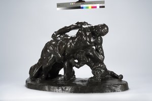 Homem preso em combate com leoa filhote (bronze)