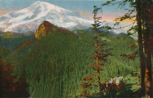 A estrada no ponto Rickseeker, o Monte Rainier à distância, Washington, c1916