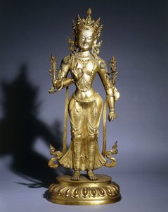Uma figura de bronze dourado de Padmapani em pé em tribhanga, usando jóias de bodhisattva e uma coroa, século XVIII