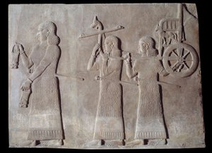 Art Mesopotâmia (Assíria): corte do palácio do rei da Assíria Sargão II (721 - 705 a.C.) servos carregando as cítulas e a carruagem do rei. Paris, Musee Du Louvre de Assyrian