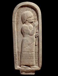 Estela funerária de basalto de Si Gabbor, sacerdote do deus da lua. Epitáfio de Arameano. Século VII a.C. Da Síria. Paris, Museu do Louvre. de Assyrian
