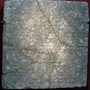 Laje de alabastro gravada com escrita cuneiforme, da fortaleza de Sargão II (ou Sharroukin, rei da Assíria de 722 a 705 aC) em Dur Sharrukin (agora Khorsabad, Iraque). Arte assíria, antiguidade, século VIII aC. Ermida do Estado, São Pedro de Assyrian