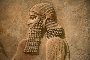 Detalhe do Rei Sargão II da Assíria do palácio do Rei Sargão em Khorsabad, c.716-713 a.C.