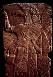 Antiguidades Orientais: detalhe de um relevo de albastro representando uma asa protetora do Gênio com corpo de homem e cabeça de águia, desde o Palácio de Sargon II ou Sharroukin, rei da Assíria até Dur-Sharrukin (atual Khorsabad (Khunsabad) (Mesopotâmia), de Assyrian