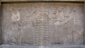 Relevo com duas figuras de Ashurnasirpal, seres mitológicos alados e o deus Ashur, diante da Árvore da Vida, 885-860 aC de Assyrian