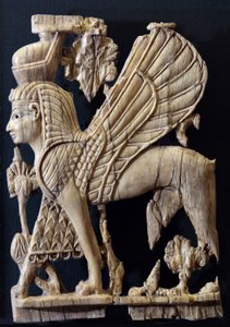 Griffin alado com rosto humano, decoração de móveis em marfim estilo fenício, Nimrud, 800-700 AC (marfim) de Assyrian