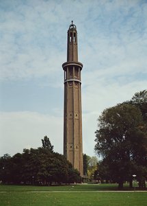 Torre de orientação no Parque Paul-Mistral, projectada por Auguste Perret (1874-1954) Gustave Perret (1876-1952) e Claude Perret (1880-1960) 1925 (foto)
