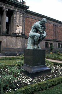 A estátua do Pensador de Rodin, Ny Carlsberg Glyptotek, Copenhague, Dinamarca, Europa de Auguste Rodin