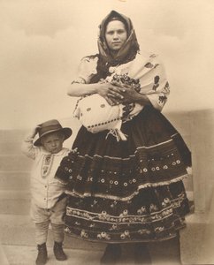 Mulher eslovaca e crianças, c.1910 de Augustus F. Sherman