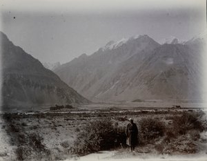 Fortes de Kala-i-Panja a partir do esporão de Kusht-sam. Vista distante do vale em direção aos fortes, com as montanhas para lá, 2 de setembro de 1915 (fotografia a preto e branco) de Aurel Stein