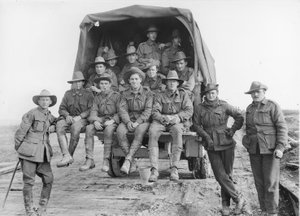 Uma carga de caminhões de reforços de artilharia australiana avançando ao longo da estrada para juntar as baterias da 5ª Artilharia Divisional Australiana, engajada na batalha pelas Defesas da Linha de Hindenburg, de Australian Photographer