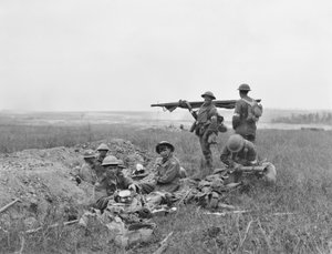 Uma cena durante a batalha de Hamel, mostrando macas americanas e australianas trabalhando juntas na área da linha de frente, depois que a infantaria havia passado, 4 de julho de 1918
