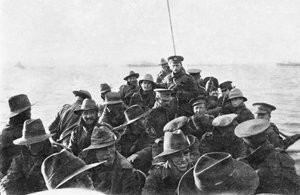 Vista à popa do bote salva-vidas transportando homens não identificados da 1ª Companhia Divisional de Sinal da Austrália, enquanto são rebocados em direção a Anzac Cove às 6 da manhã do dia da aterrissagem, 25 de abril de 1915 (bw phot de Australian Photographer